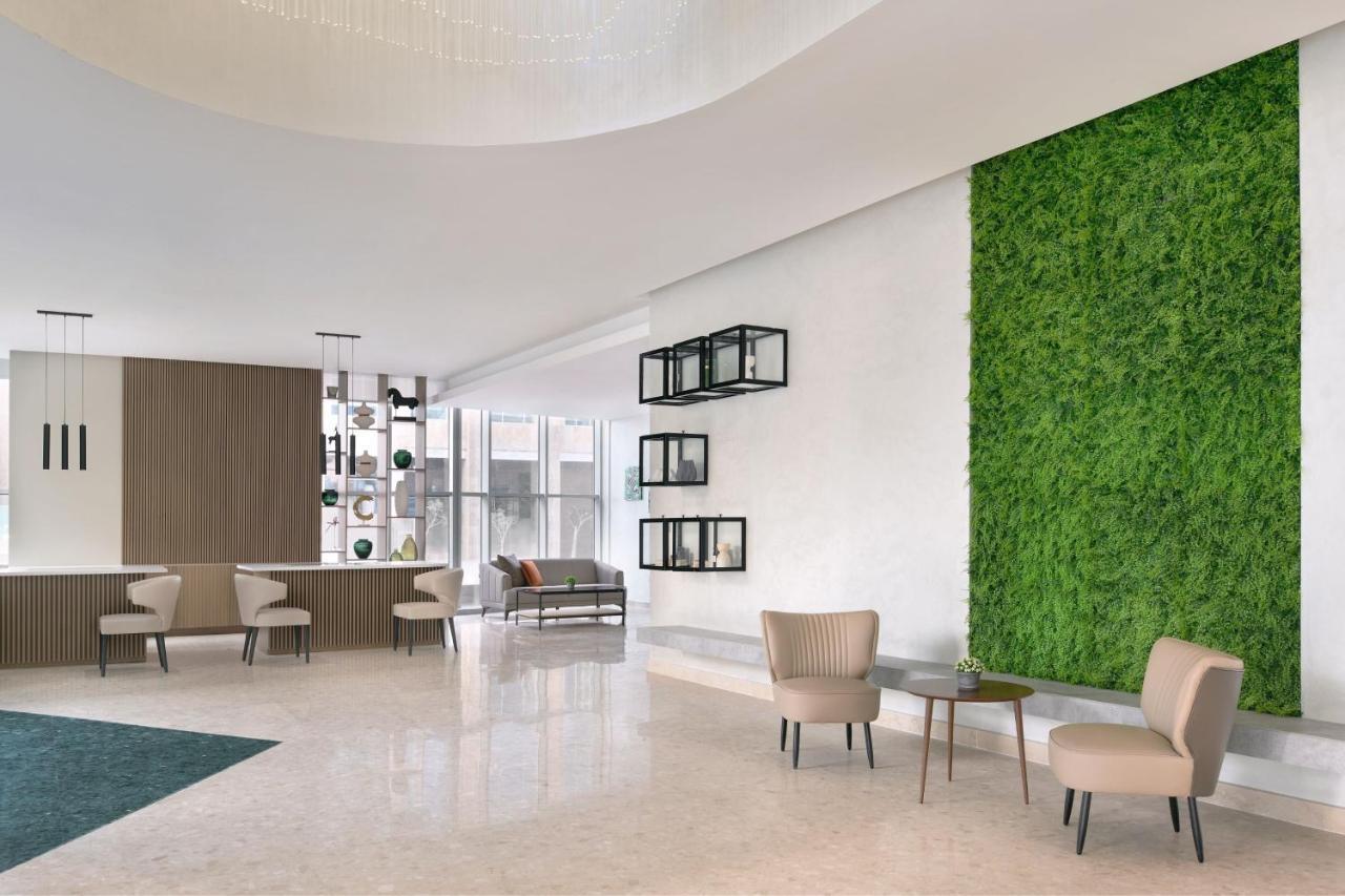 מלון Element By Westin West Bay דוחה מראה חיצוני תמונה A green wall in a hotel lobby