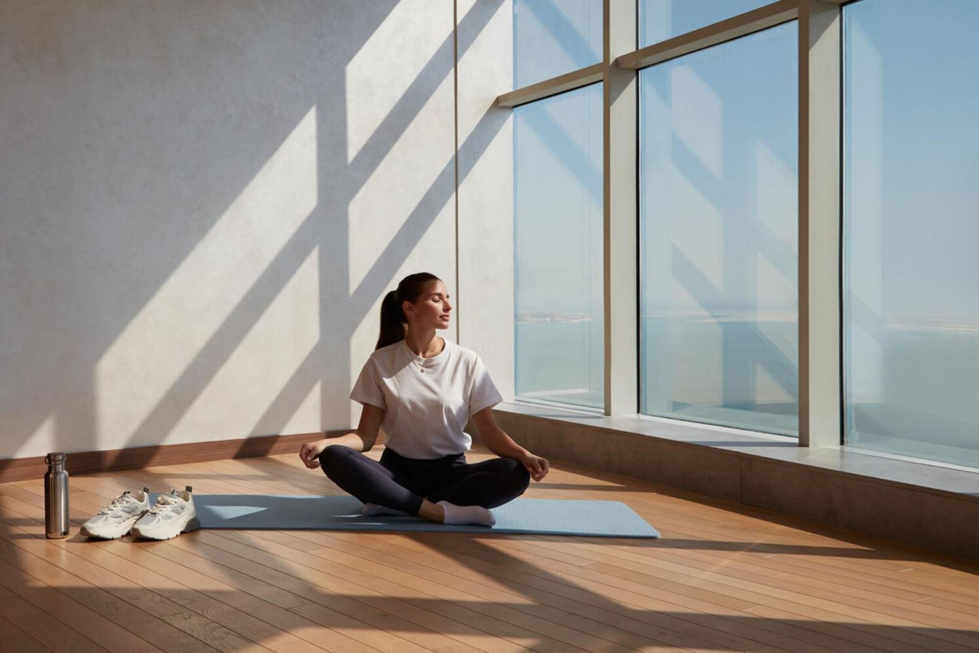 מלון Element By Westin West Bay דוחה מראה חיצוני תמונה A woman meditating