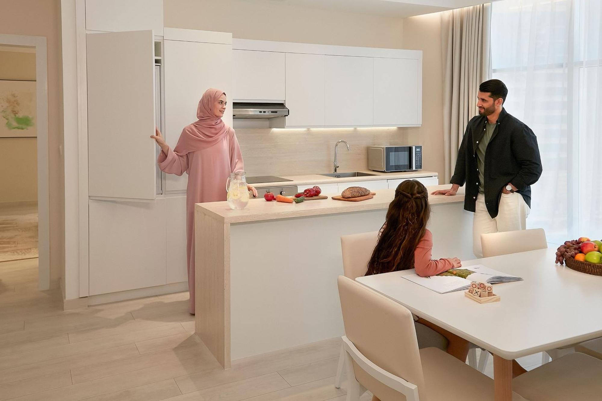 מלון Element By Westin West Bay דוחה מראה חיצוני תמונה A family in a kitchen